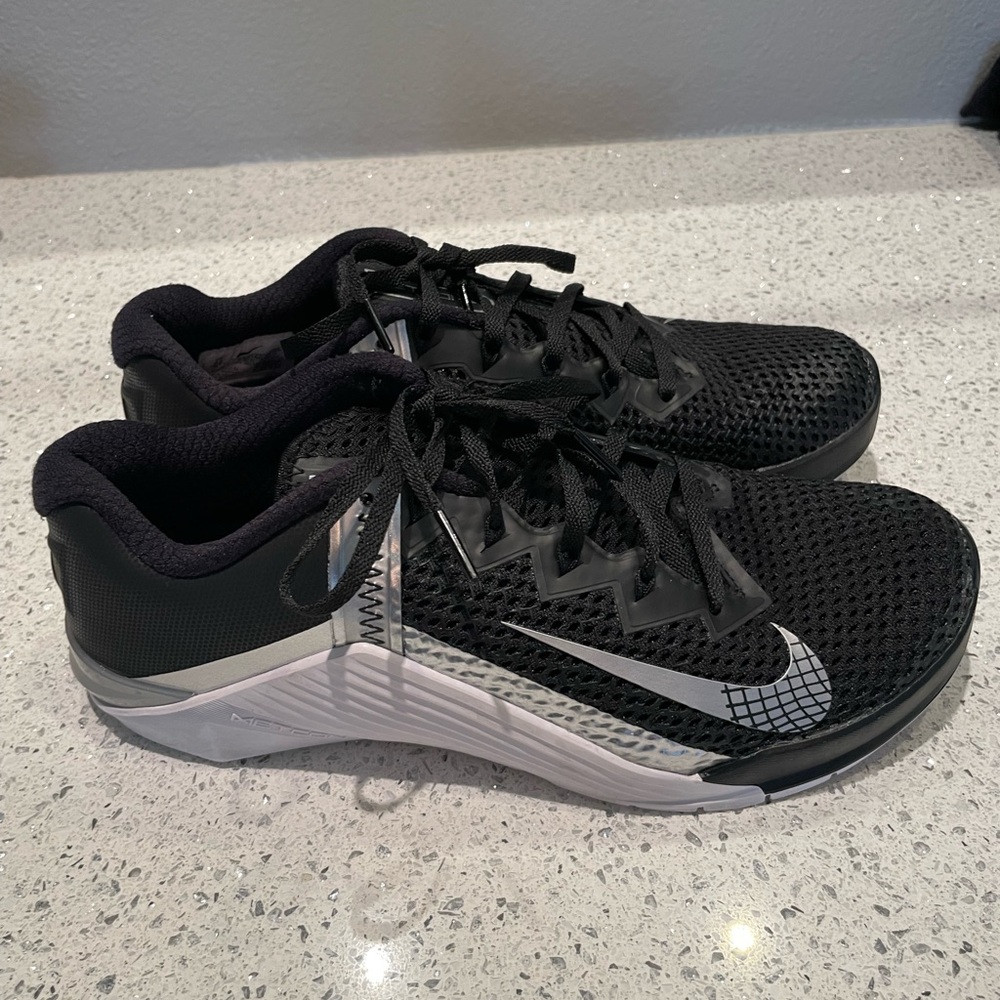 Woman’s 9.5 Nike metcon 6